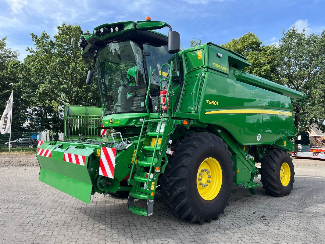 John Deere T660 - Combine harvester: picture 1 John Deere T660 - Combine harvester: picture 1