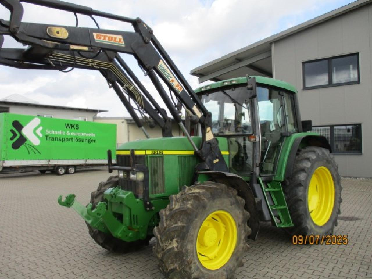 John Deere 6510 - Farm tractor: picture 2 John Deere 6510 - Farm tractor: picture 2