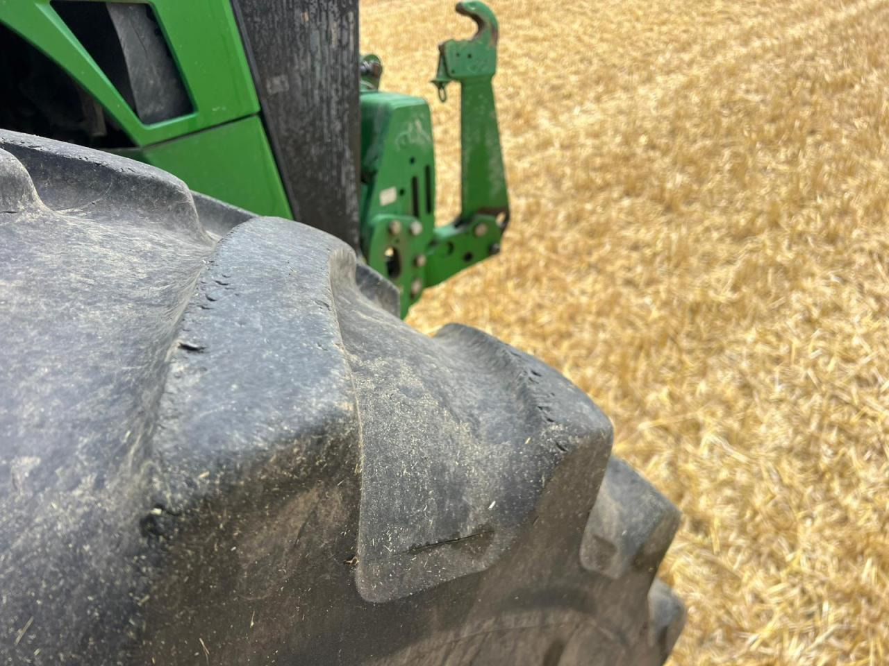 Farm tractor John Deere 8345 R: picture 6