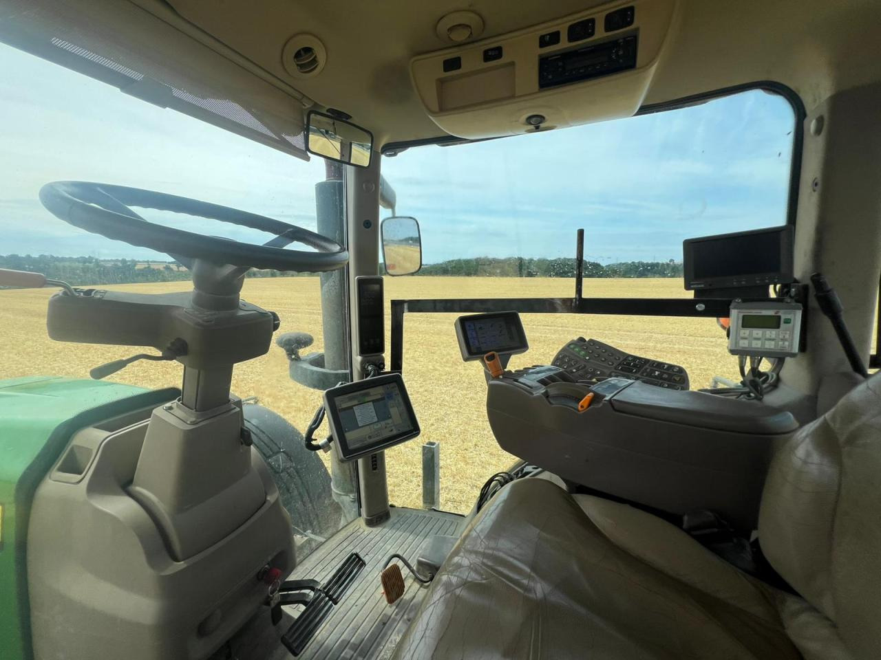 Farm tractor John Deere 8345 R: picture 7