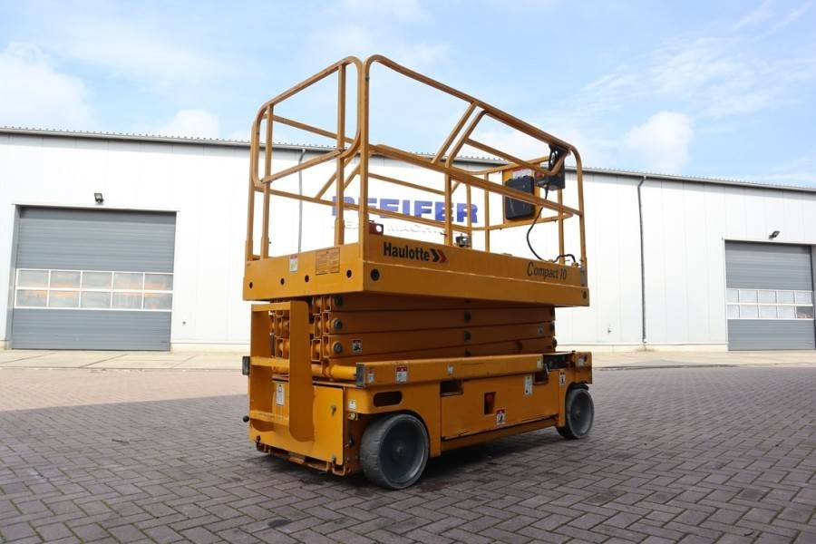 Haulotte COMPACT 10 Electric, 10m Working Height, 450kg Cap - Scissor lift: picture 3 Haulotte COMPACT 10 Electric, 10m Working Height, 450kg Cap - Scissor lift: picture 3