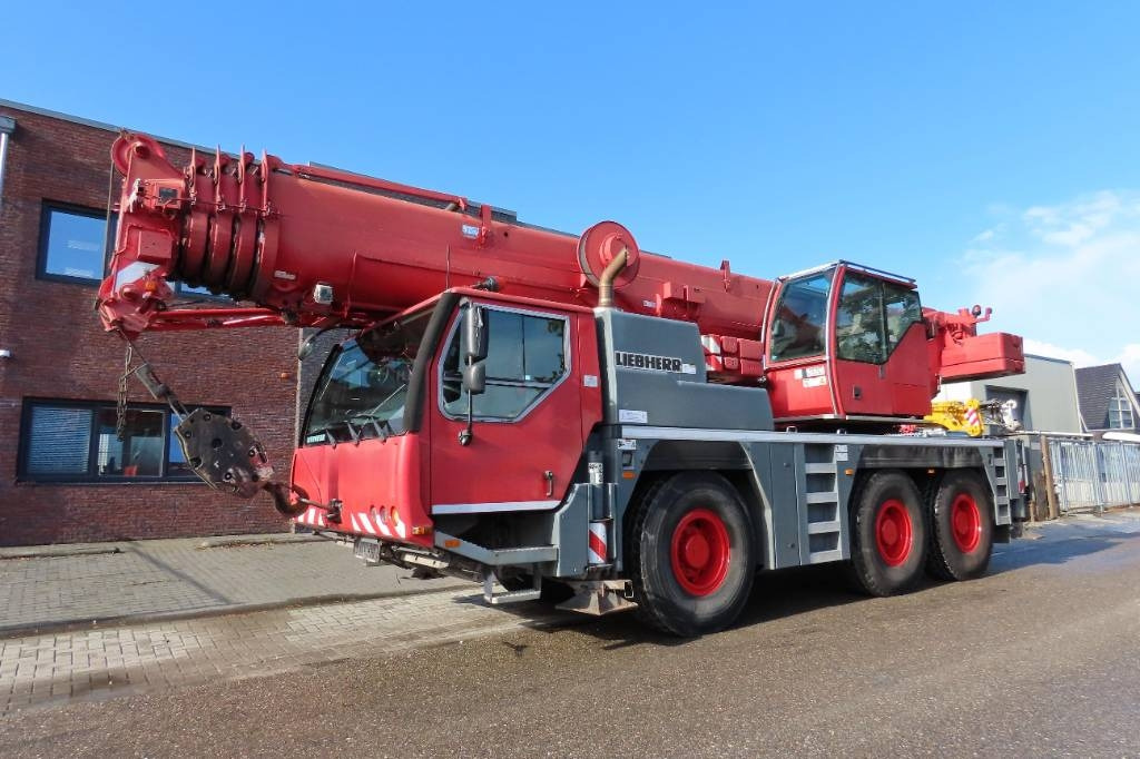 Liebherr LTM 1055-3.2  - All terrain crane: picture 1 Liebherr LTM 1055-3.2  - All terrain crane: picture 1