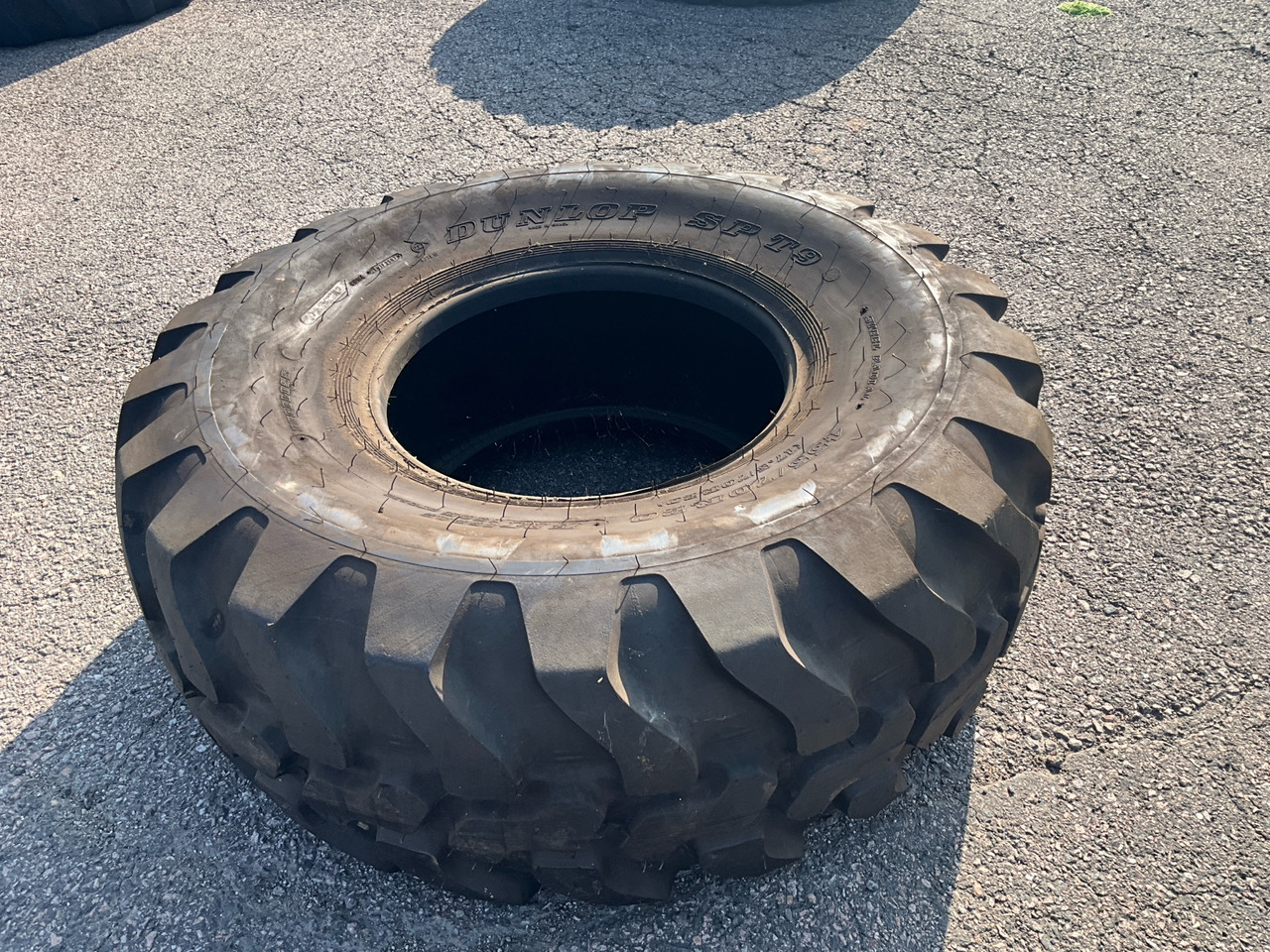 Dunlop SP T9 - Tire for Construction machinery: picture 1 Dunlop SP T9 - Tire for Construction machinery: picture 1