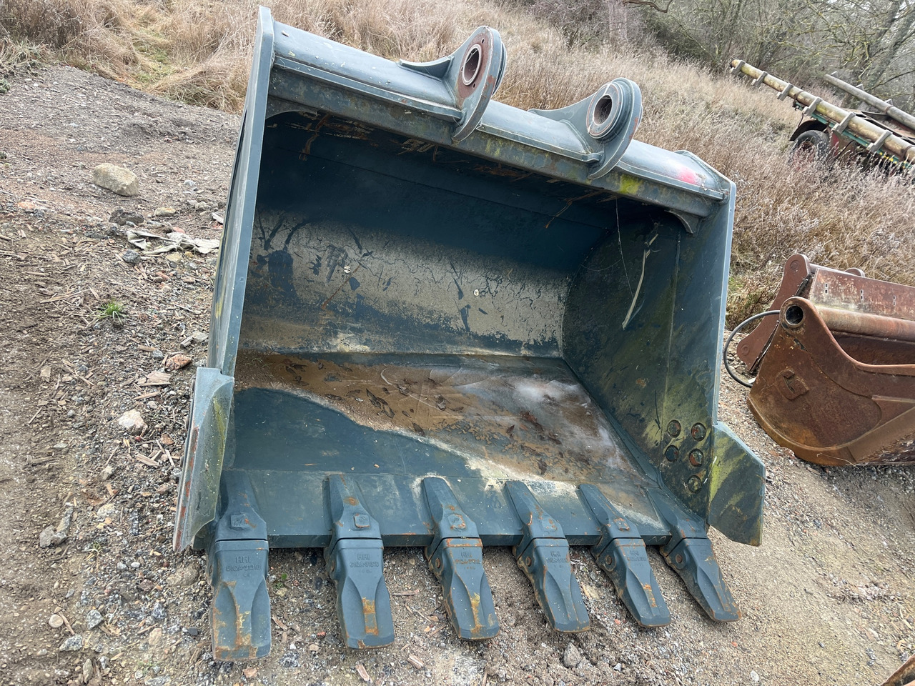 Hyundai R380 - Bucket: picture 1 Hyundai R380 - Bucket: picture 1