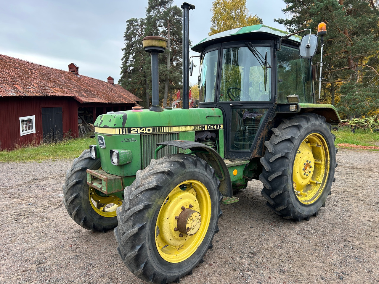 John Deere 2140 - Farm tractor: picture 1 John Deere 2140 - Farm tractor: picture 1
