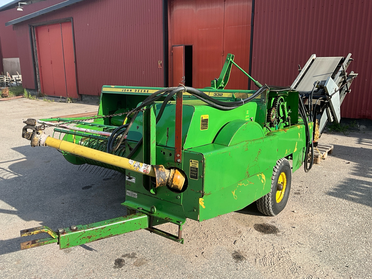 John Deere 332 - Round baler: picture 1 John Deere 332 - Round baler: picture 1