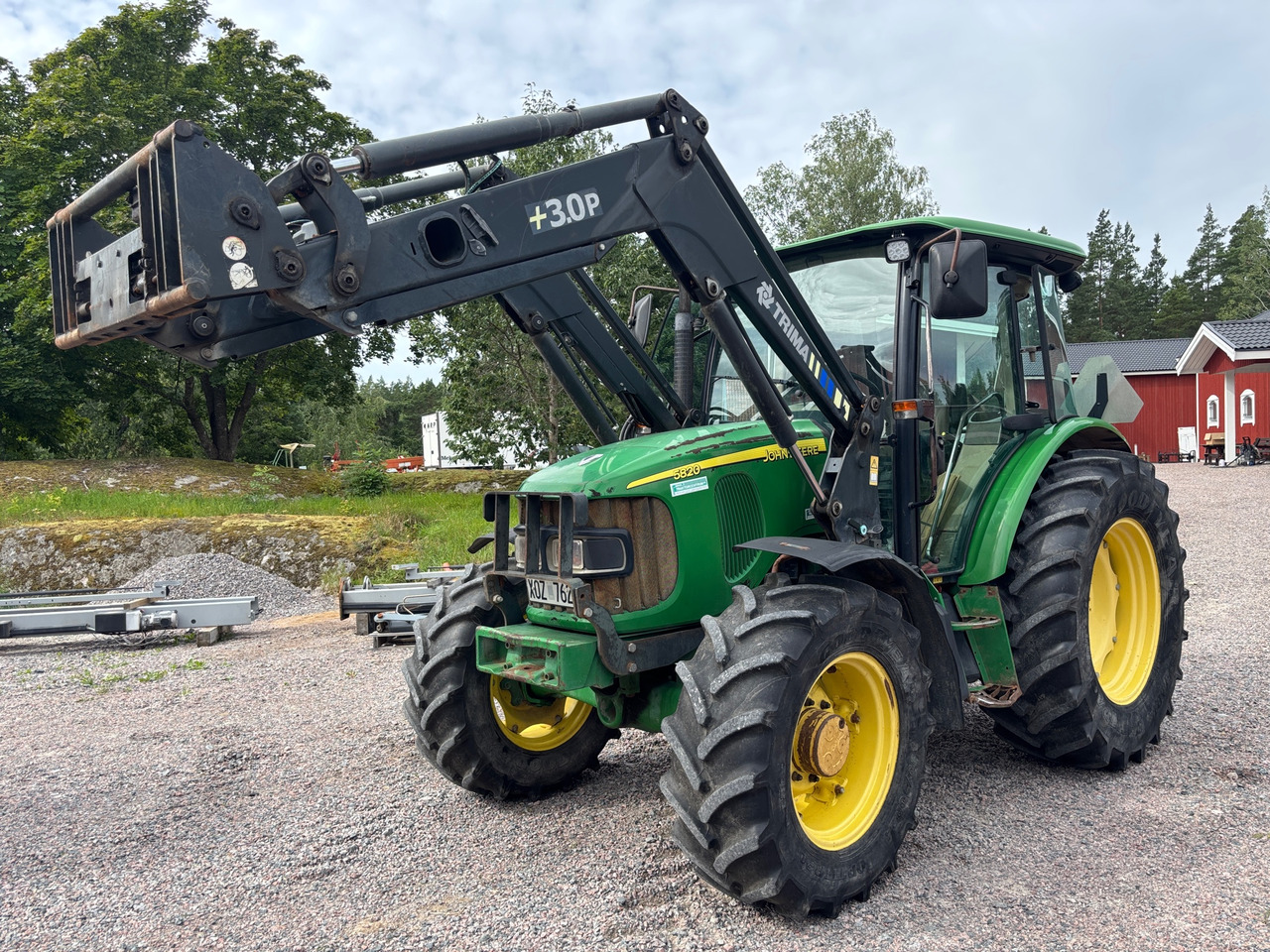 John Deere 5820 - Farm tractor: picture 1 John Deere 5820 - Farm tractor: picture 1