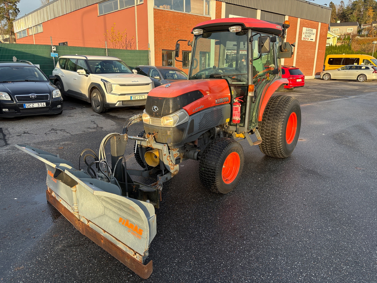 Kubota L5740 - Farm tractor: picture 1 Kubota L5740 - Farm tractor: picture 1