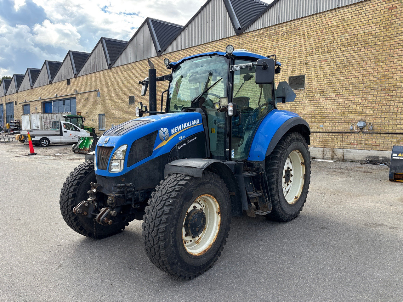 New Holland T5.95 - Farm tractor: picture 1 New Holland T5.95 - Farm tractor: picture 1