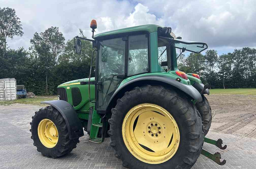 John Deere 6220 premium - Farm tractor: picture 2 John Deere 6220 premium - Farm tractor: picture 2