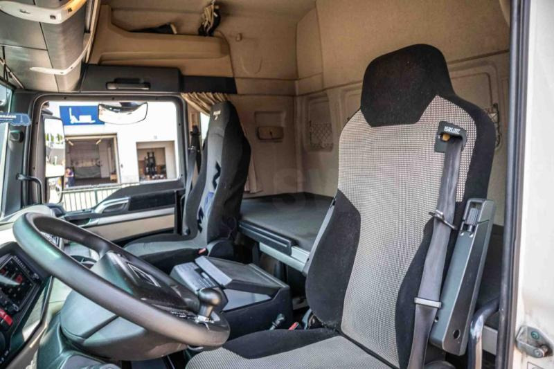 Interior photo 2: Tractor unit MAN TGX 18.460 XLX BLS+ INTARDER