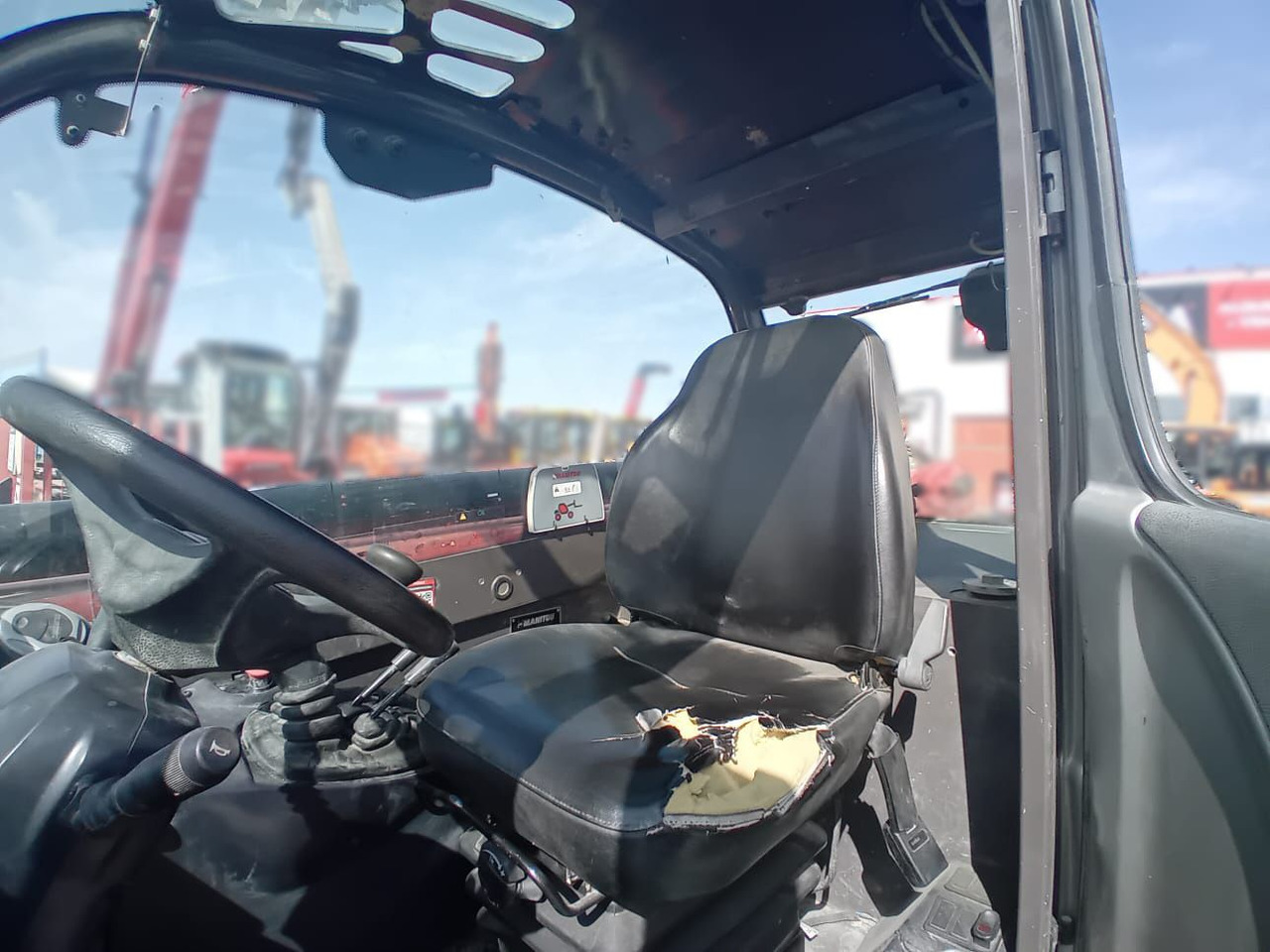 Telescopic handler MANITOU MT1335 EASY: picture 9