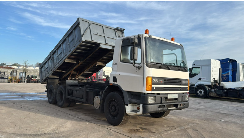 DAF 75 ATI 300 (BIG AXLE / STEEL SUSPENSION / MANUAL PUMP / EURO 2) - Tipper: picture 2 DAF 75 ATI 300 (BIG AXLE / STEEL SUSPENSION / MANUAL PUMP / EURO 2) - Tipper: picture 2
