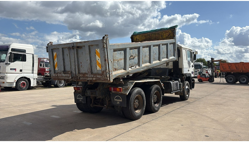 MAN 33.462 (MANUAL PUMP / POMPE MANUELLE / LAMES / GRAND PONT / 6 CYLINDER) - Tipper: picture 4 MAN 33.462 (MANUAL PUMP / POMPE MANUELLE / LAMES / GRAND PONT / 6 CYLINDER) - Tipper: picture 4