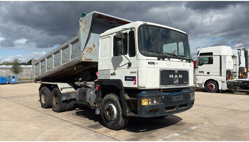 MAN 33.462 (MANUAL PUMP / POMPE MANUELLE / LAMES / GRAND PONT / 6 CYLINDER) - Tipper: picture 2 MAN 33.462 (MANUAL PUMP / POMPE MANUELLE / LAMES / GRAND PONT / 6 CYLINDER) - Tipper: picture 2