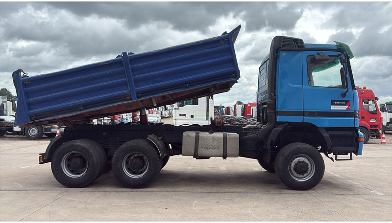 Mercedes-Benz actros 3340 (6X6 / BOITE MANUELLE /MANUAL GEARBOX / 3 PONTS / V6 / MP1) - Tipper: picture 4 Mercedes-Benz actros 3340 (6X6 / BOITE MANUELLE /MANUAL GEARBOX / 3 PONTS / V6 / MP1) - Tipper: picture 4