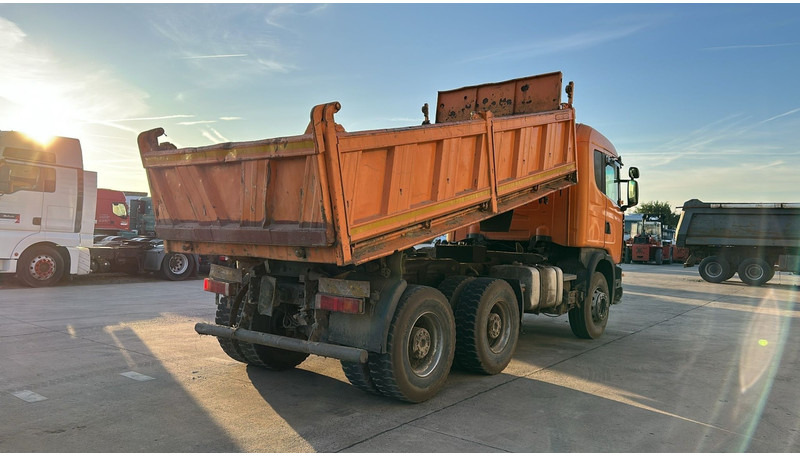 Scania 144-460 (BIG AXLE / GRAND PONT / LAMES / STEEL SUSP. / MANUAL GEARBOX / BOITE MANUELLE) - Tipper: picture 5 Scania 144-460 (BIG AXLE / GRAND PONT / LAMES / STEEL SUSP. / MANUAL GEARBOX / BOITE MANUELLE) - Tipper: picture 5