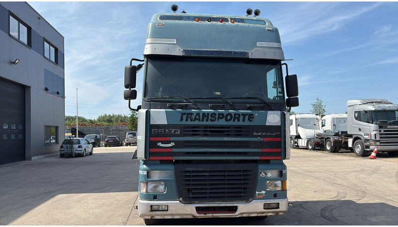 DAF XF 95.430 (EURO 3 / MANUAL GEARBOX / BOITE MANUELLE) - Tractor unit: picture 2 DAF XF 95.430 (EURO 3 / MANUAL GEARBOX / BOITE MANUELLE) - Tractor unit: picture 2