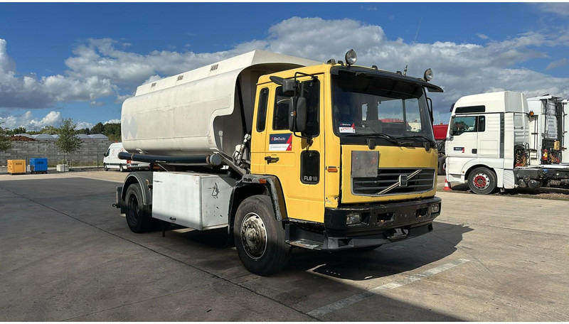 Volvo FL 6-18 (12400 LITERS / 3 COMPARTIMENTS / EURO 2 / STEEL SUSP. / LAMES) - Tank truck: picture 3 Volvo FL 6-18 (12400 LITERS / 3 COMPARTIMENTS / EURO 2 / STEEL SUSP. / LAMES) - Tank truck: picture 3