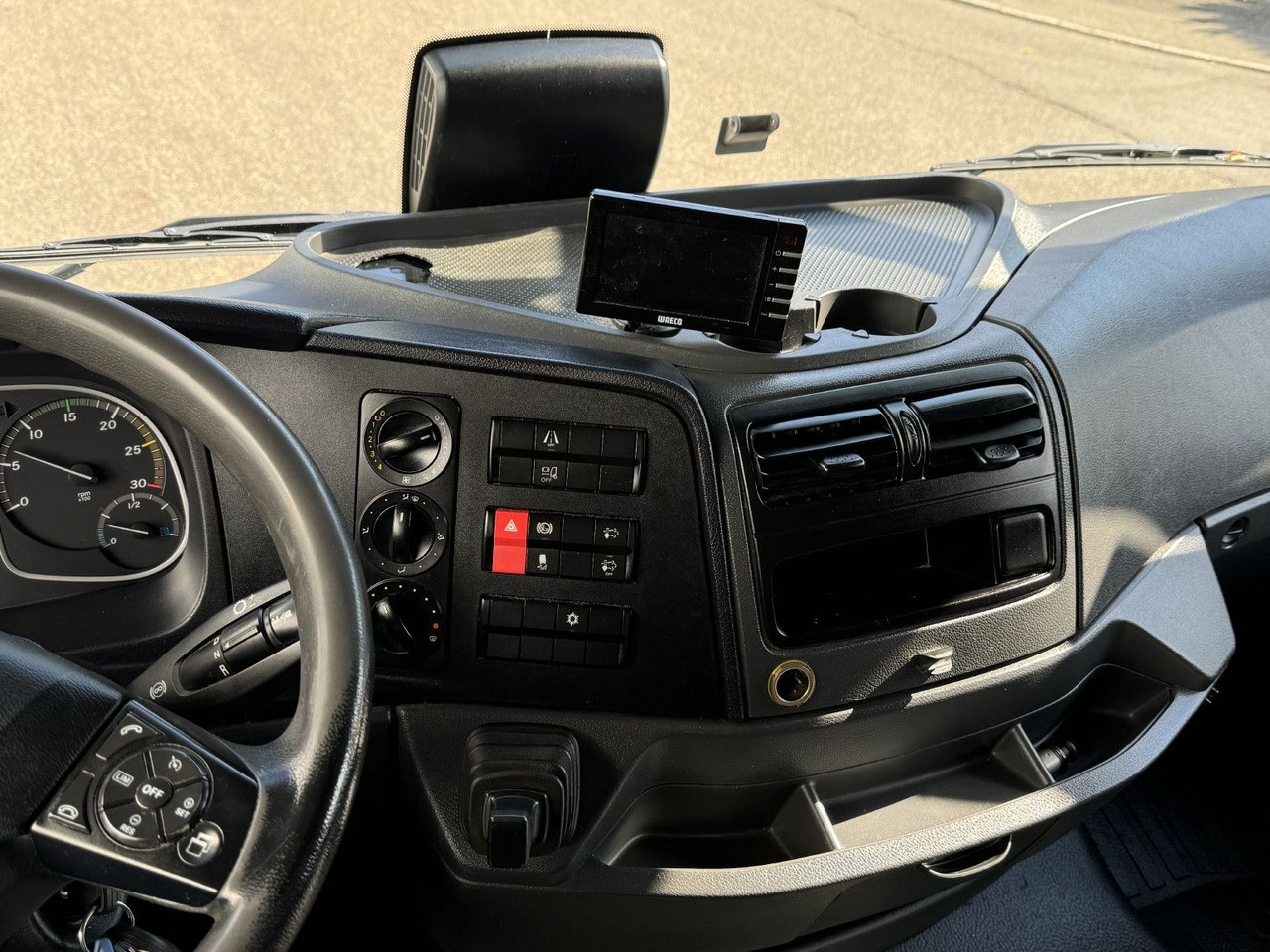 Refrigerator truck Mercedes-Benz Atego 1323L 4-Fleisch-Rohrbahnen TK T600R ATM: picture 18 Refrigerator truck Mercedes-Benz Atego 1323L 4-Fleisch-Rohrbahnen TK T600R ATM: picture 18