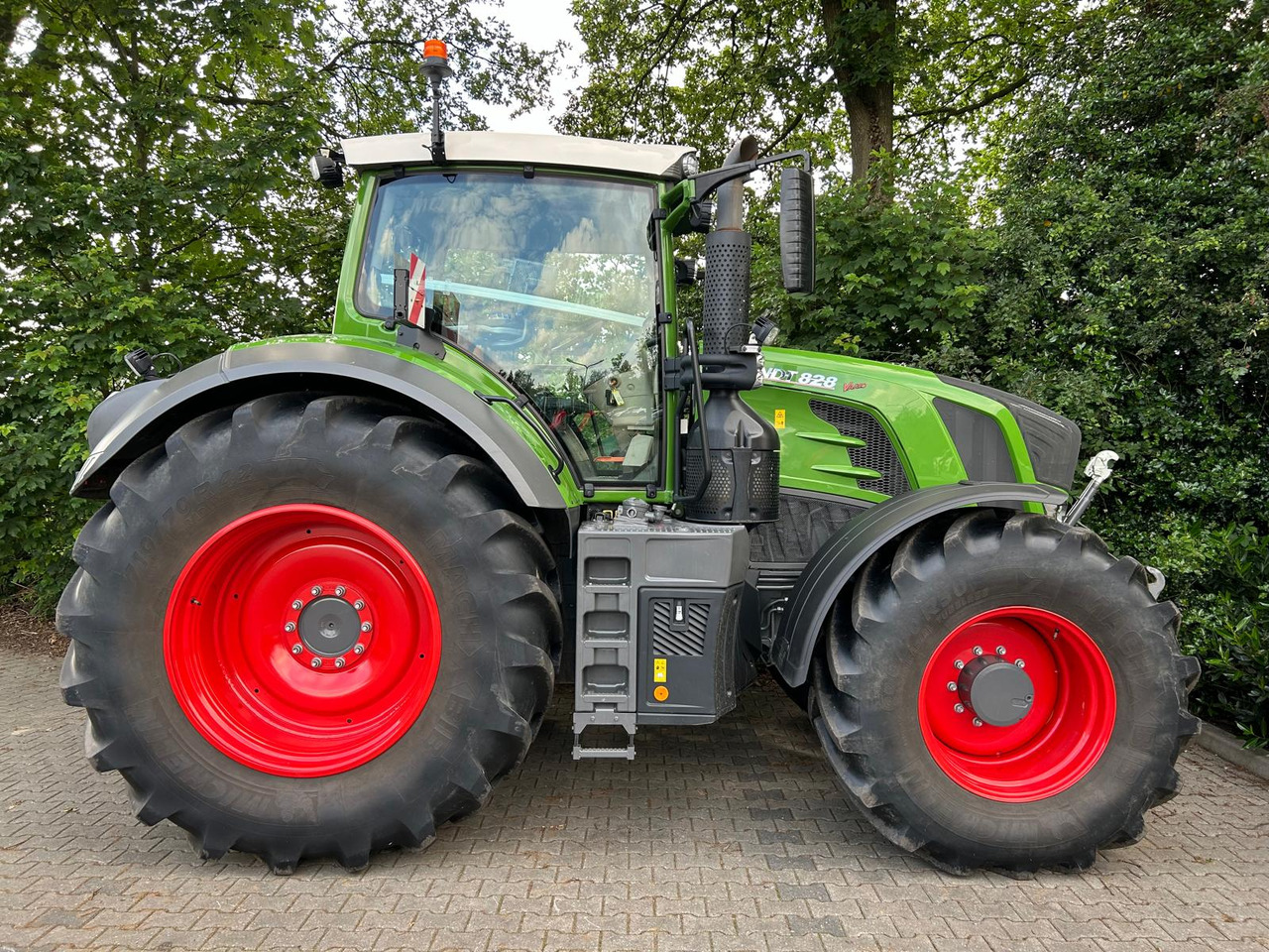 FENDT 828 Vario S4 ProfiPlus - Farm tractor: picture 2 FENDT 828 Vario S4 ProfiPlus - Farm tractor: picture 2