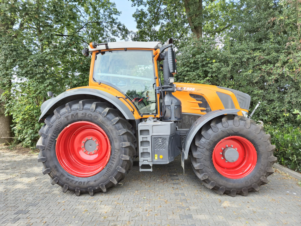 FENDT 828 Vario S4 ProfiPlus - Farm tractor: picture 2 FENDT 828 Vario S4 ProfiPlus - Farm tractor: picture 2