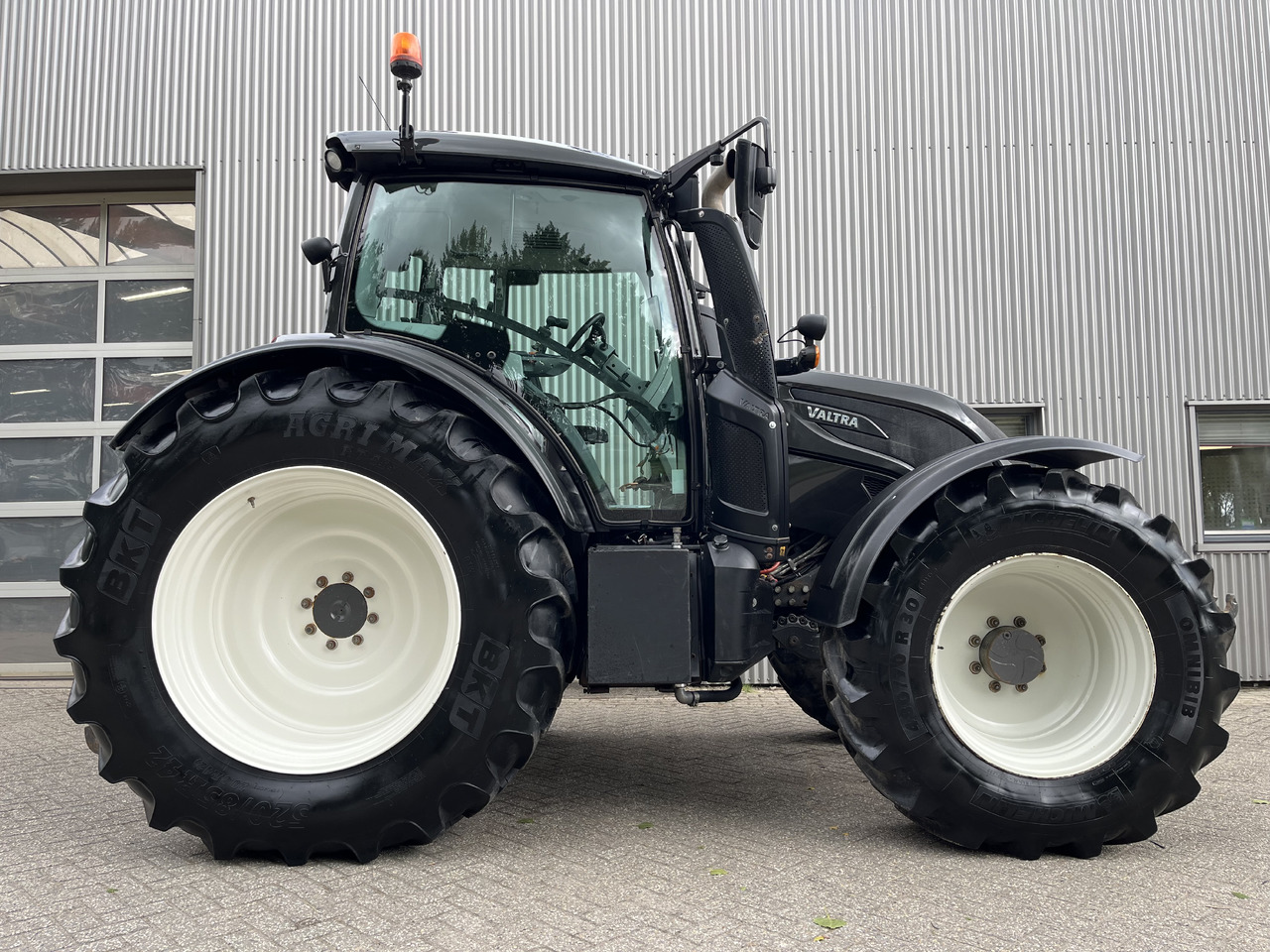 VALTRA N174 Active - Farm tractor: picture 2 VALTRA N174 Active - Farm tractor: picture 2