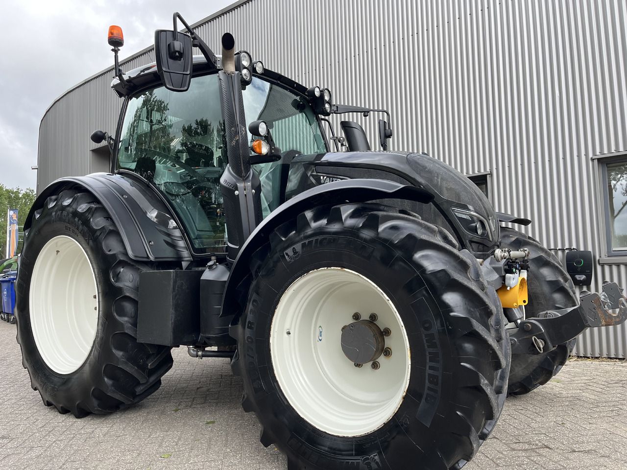Valtra N174 Active - Farm tractor: picture 1 Valtra N174 Active - Farm tractor: picture 1