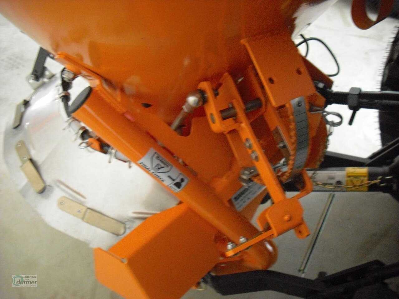 Rauch SA 121 - Sand/ Salt spreader for Farm tractor: picture 3 Rauch SA 121 - Sand/ Salt spreader for Farm tractor: picture 3