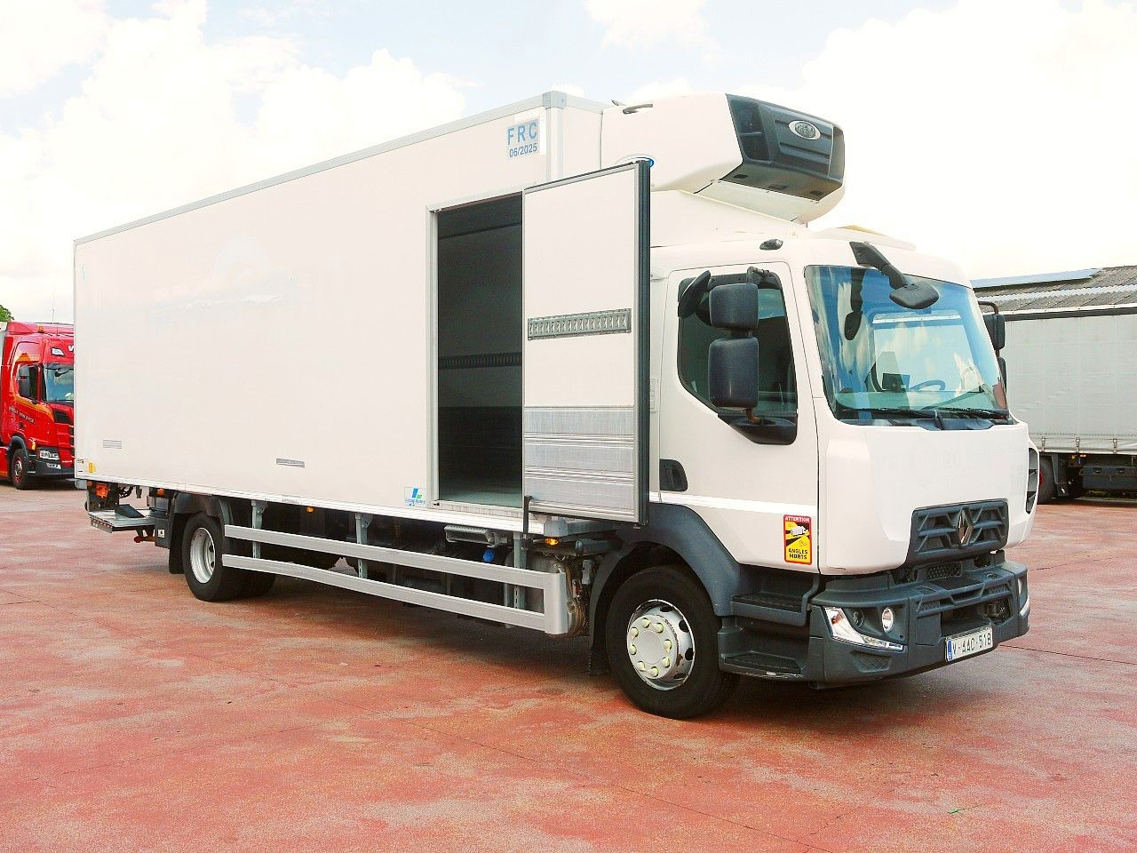 Renault D 16 250 KUHLKOFER CARRIER SUPRA 850 / KLIMA A/C - Refrigerator truck: picture 3 Renault D 16 250 KUHLKOFER CARRIER SUPRA 850 / KLIMA A/C - Refrigerator truck: picture 3