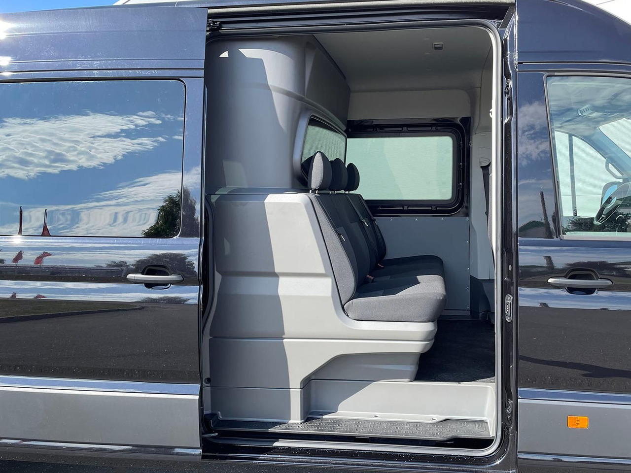 Volkswagen Crafter 35 Kasten PLUS L4H3 6SITZE MIXTO NAV AHK - Passenger van: picture 1 Volkswagen Crafter 35 Kasten PLUS L4H3 6SITZE MIXTO NAV AHK - Passenger van: picture 1