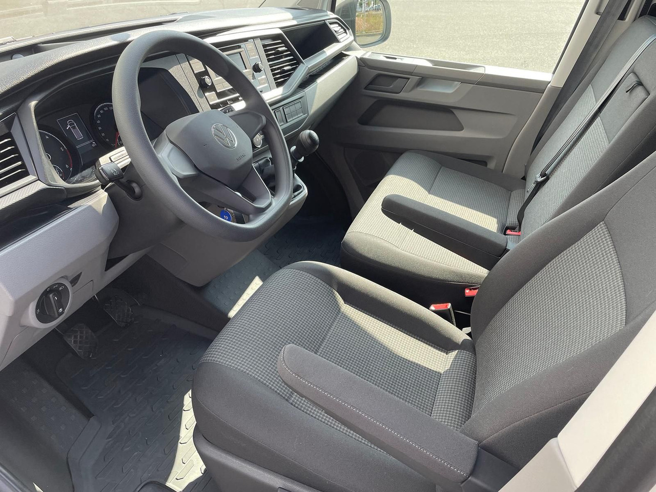 Passenger van Volkswagen T6.1 Transporter MIXTO LR 2.0 TDI KLIMA PDC: picture 14