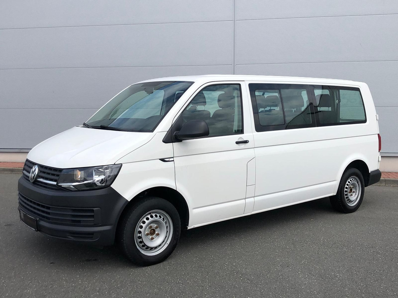 Volkswagen T6 Transporter 2.0 TDI Kombi lang 9-SITZE TEMP - Car: picture 1 Volkswagen T6 Transporter 2.0 TDI Kombi lang 9-SITZE TEMP - Car: picture 1