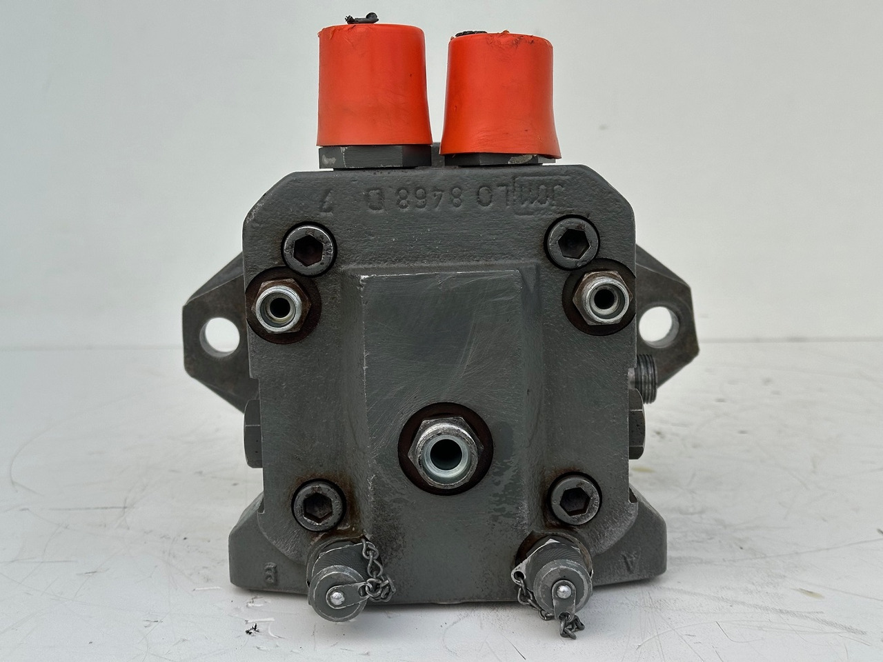 Hydraulic motor for Excavator LIEBHERR Original Hydraulikeinbaumotor AT-FMF045. ID-Nr.9075181 – ID-Nr.10125043A. A309, A311, A312, A314, A316, A900, A904, A918, R313, R317, R900, R904. #A18.12.90158#: picture 12 Hydraulic motor for Excavator LIEBHERR Original Hydraulikeinbaumotor AT-FMF045. ID-Nr.9075181 – ID-Nr.10125043A. A309, A311, A312, A314, A316, A900, A904, A918, R313, R317, R900, R904. #A18.12.90158#: picture 12