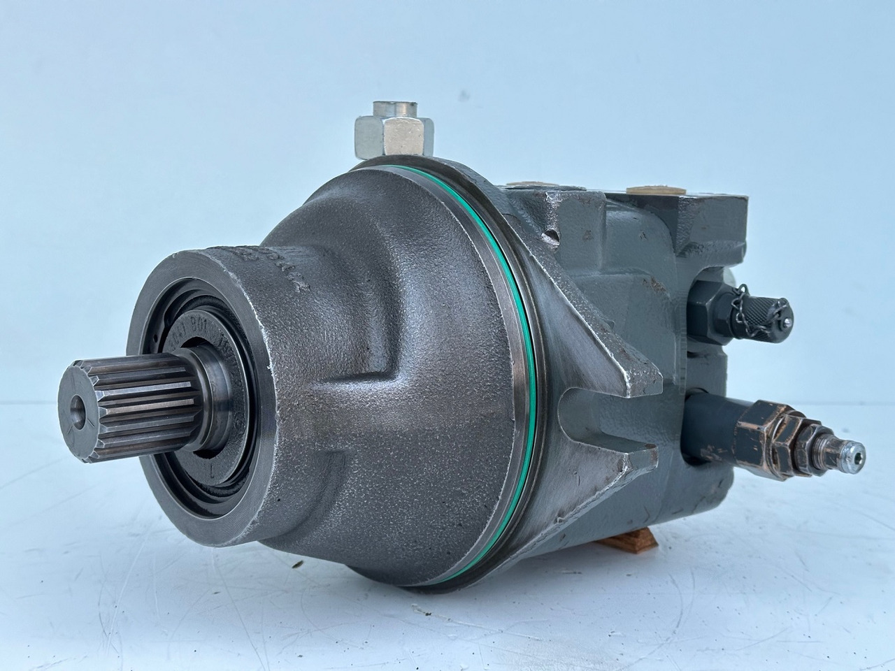 Liebherr Hydraulikeinbaumotor Typ:FMF090. ID-Nr.10139164 - ID-Nr.11371743. R946 LC, R946 LC-V, R946 NLC, R946 S-HD, R950 LC-V, R950 S-HD, R950. #11371743.11929# - Swing motor for Excavator: picture 1 Liebherr Hydraulikeinbaumotor Typ:FMF090. ID-Nr.10139164 - ID-Nr.11371743. R946 LC, R946 LC-V, R946 NLC, R946 S-HD, R950 LC-V, R950 S-HD, R950. #11371743.11929# - Swing motor for Excavator: picture 1