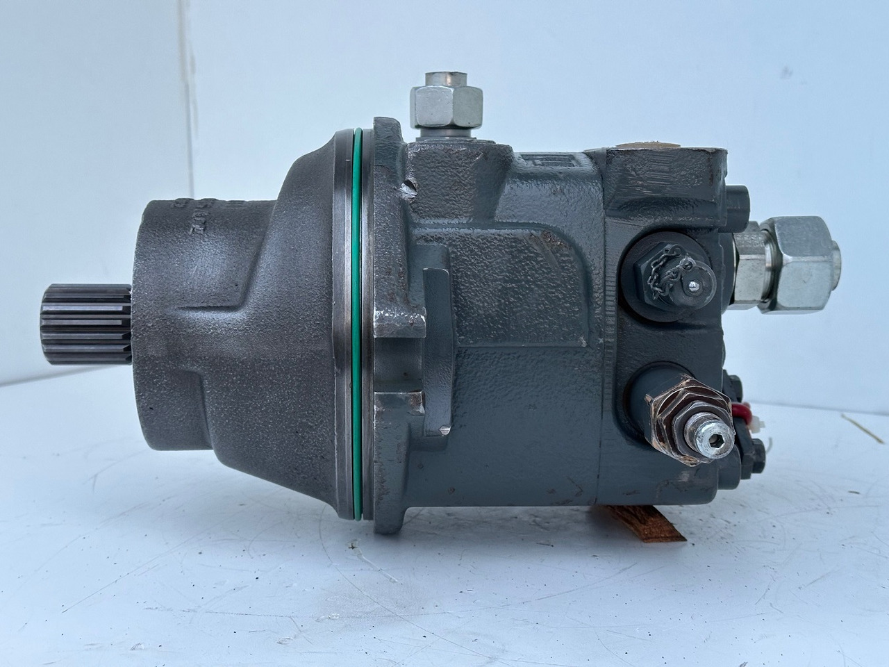 Liebherr Hydraulikeinbaumotor Typ:FMF090. ID-Nr.10139164 - ID-Nr.11371743. R946 LC, R946 LC-V, R946 NLC, R946 S-HD, R950 LC-V, R950 S-HD, R950. #11371743.11929# - Swing motor for Excavator: picture 3 Liebherr Hydraulikeinbaumotor Typ:FMF090. ID-Nr.10139164 - ID-Nr.11371743. R946 LC, R946 LC-V, R946 NLC, R946 S-HD, R950 LC-V, R950 S-HD, R950. #11371743.11929# - Swing motor for Excavator: picture 3