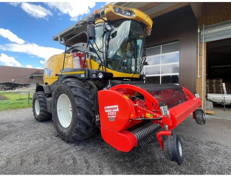 New Holland FR 700 - Forage harvester: picture 1 New Holland FR 700 - Forage harvester: picture 1