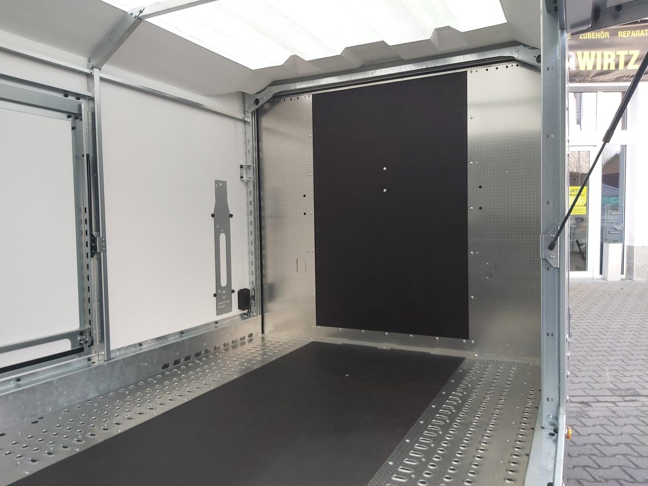 BJT Race Transporter 4 550x212x188cm blackline ankippbar elekt. Seilwinde Alufelgen dark ASR 3500kg leasing BJT Race Transporter 4 550x212x188cm blackline ankippbar elekt. Seilwinde Alufelgen dark ASR 3500kg: picture 6