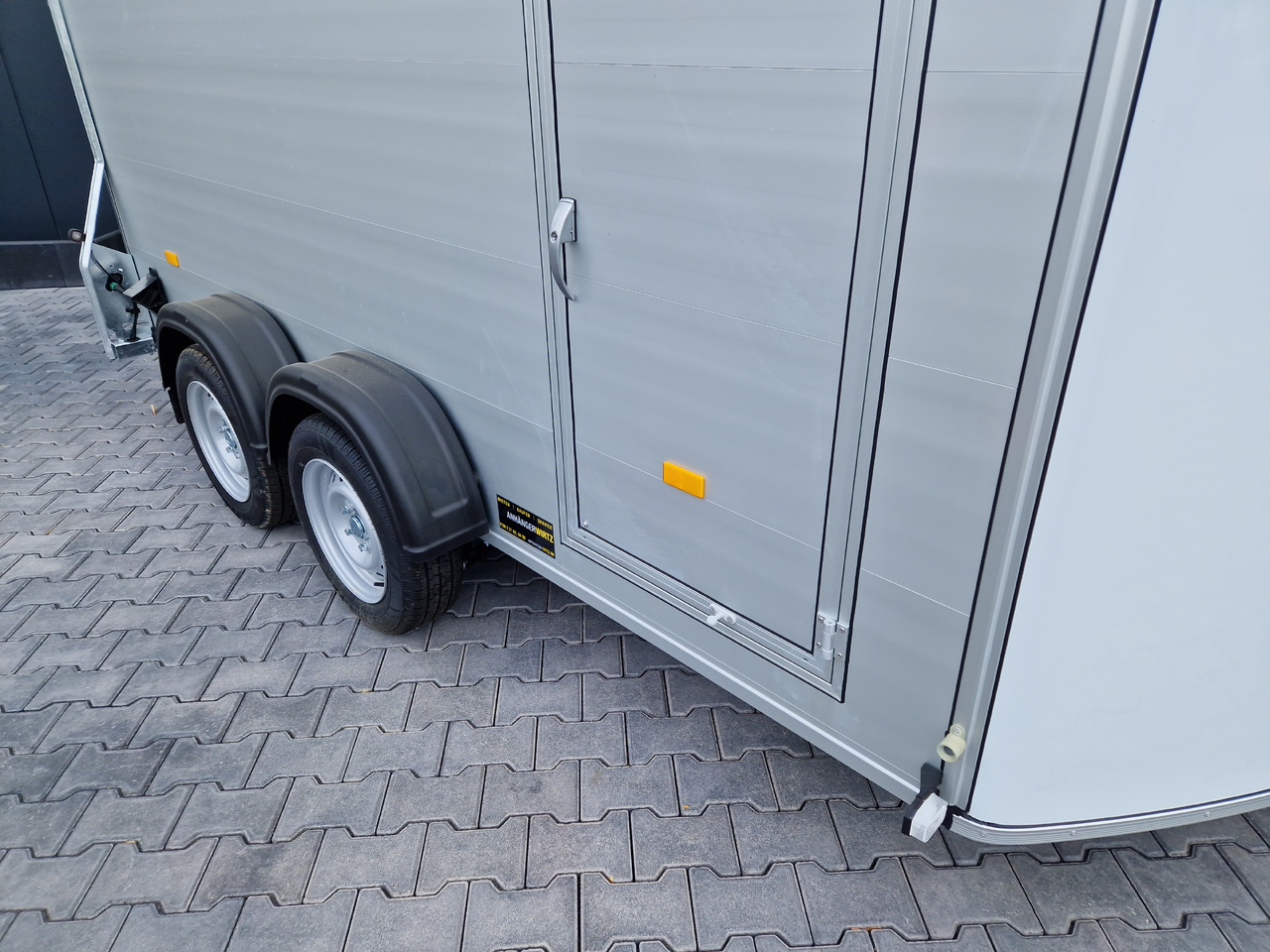 Car trailer Cargo Roadster 700 plus 375x180x200cm Alu Poly weiß Seitentür Pullman 100km/H 2600kg Modell 2025: picture 10