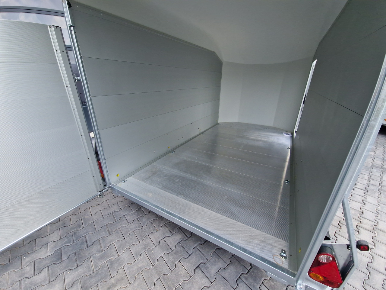 Car trailer Cargo Roadster 700 plus 375x180x200cm Alu Poly weiß Seitentür Pullman 100km/H 2600kg Modell 2025: picture 6