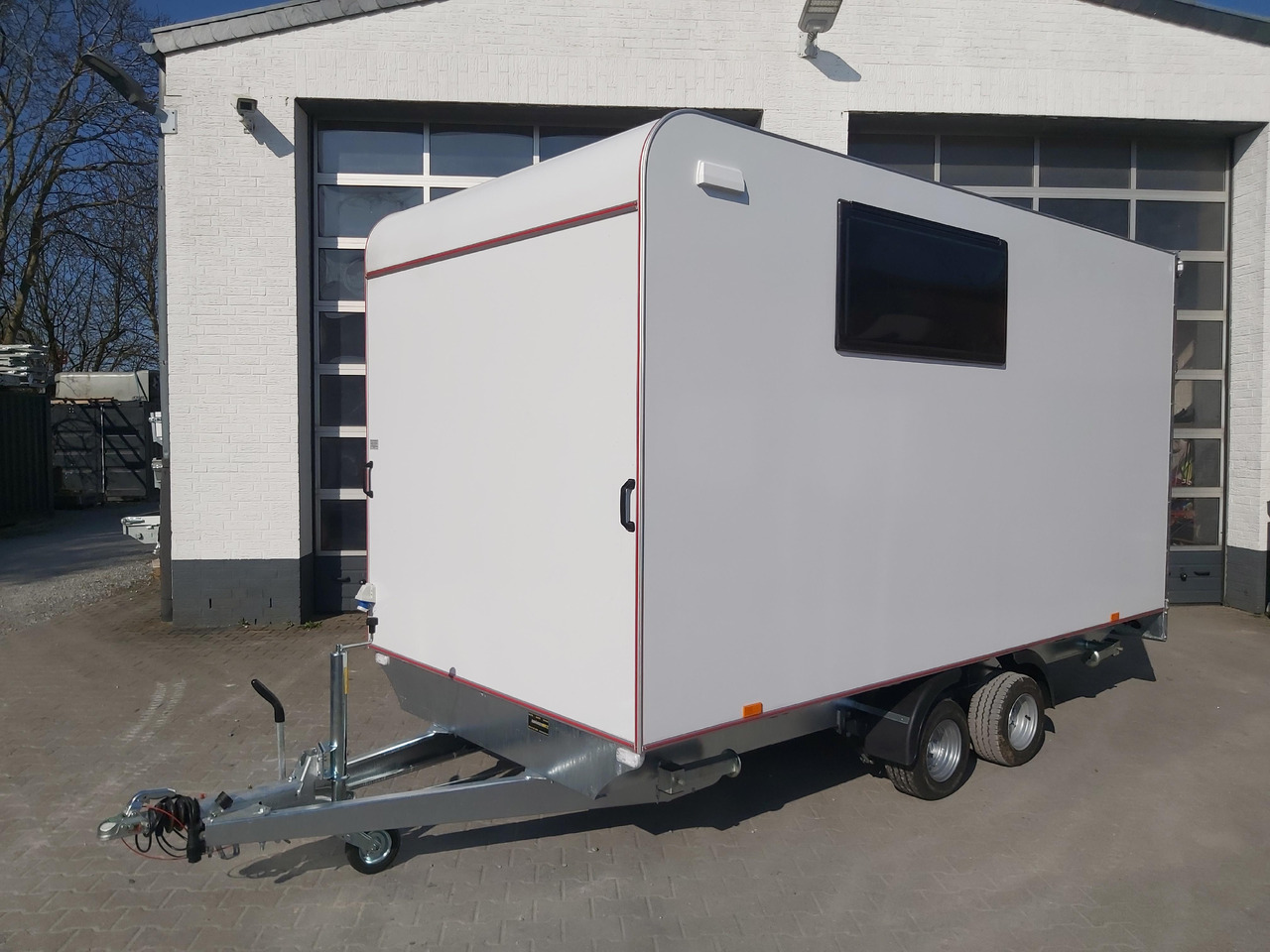 Hochlader Koffer TFSP 420T.01 420x200x210cm Heckrampe Seitentür 2 Fenster+ DL 230V IL 2700kg 100km/H - Closed box trailer: picture 2 Hochlader Koffer TFSP 420T.01 420x200x210cm Heckrampe Seitentür 2 Fenster+ DL 230V IL 2700kg 100km/H - Closed box trailer: picture 2