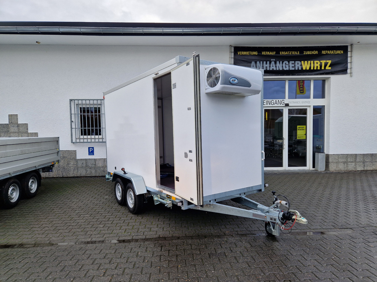 Kargo CoolBoxx FK2736HT 355x162x198cm Seitentür 230V +Kühler Govi Arktik 2000 100km/H 2700kg - Refrigerator trailer: picture 1 Kargo CoolBoxx FK2736HT 355x162x198cm Seitentür 230V +Kühler Govi Arktik 2000 100km/H 2700kg - Refrigerator trailer: picture 1