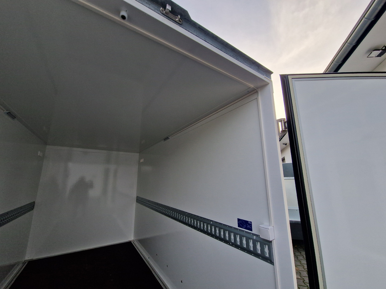 Kargo FS2730/180HTL 305x159x180cm GFK Zurrsystem Tieflader LED (M) 2700kg 100km/H - Closed box trailer: picture 5 Kargo FS2730/180HTL 305x159x180cm GFK Zurrsystem Tieflader LED (M) 2700kg 100km/H - Closed box trailer: picture 5
