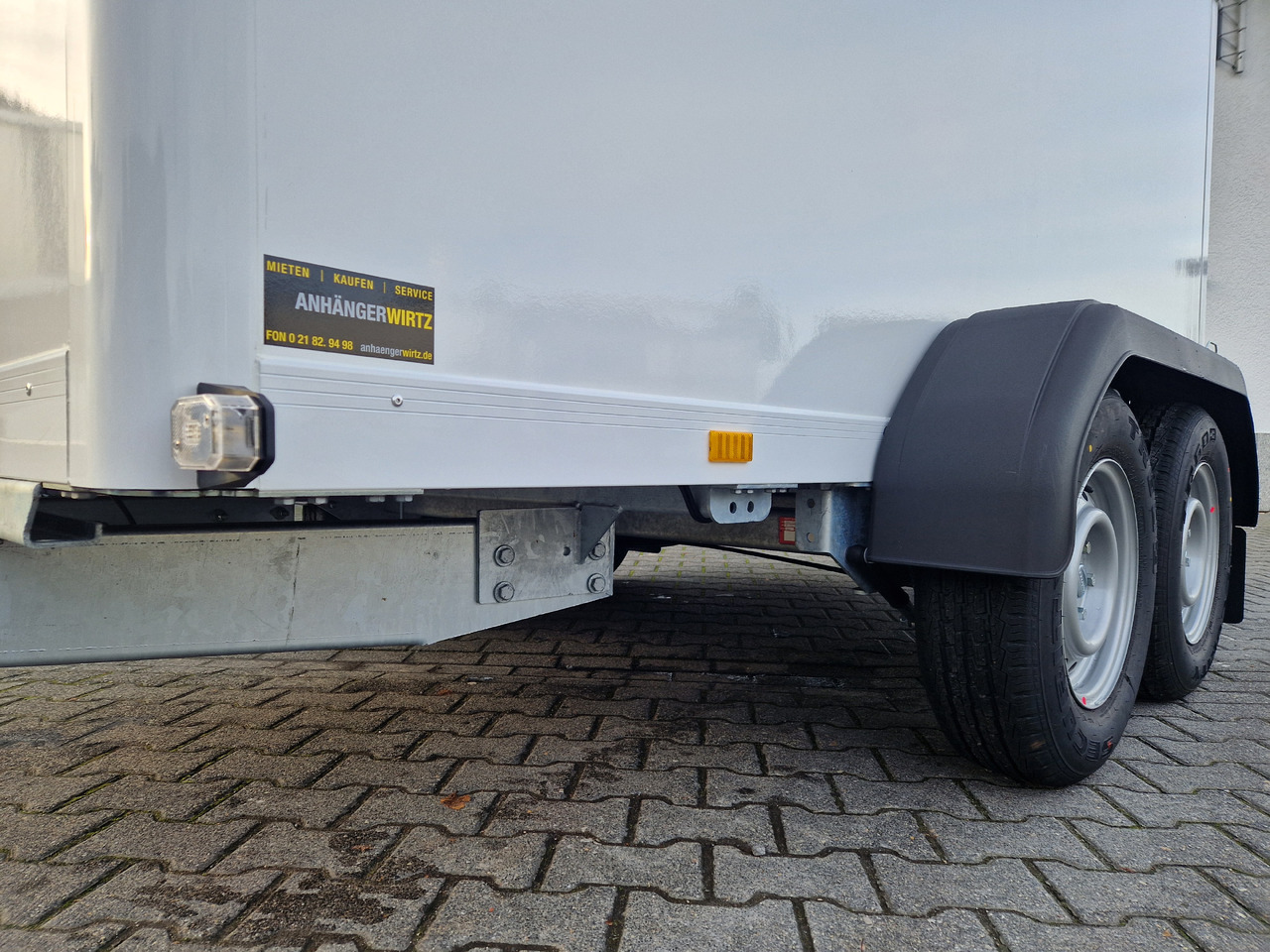 Kargo FS2730/180HTL 305x159x180cm GFK Zurrsystem Tieflader LED (M) 2700kg 100km/H - Closed box trailer: picture 4 Kargo FS2730/180HTL 305x159x180cm GFK Zurrsystem Tieflader LED (M) 2700kg 100km/H - Closed box trailer: picture 4