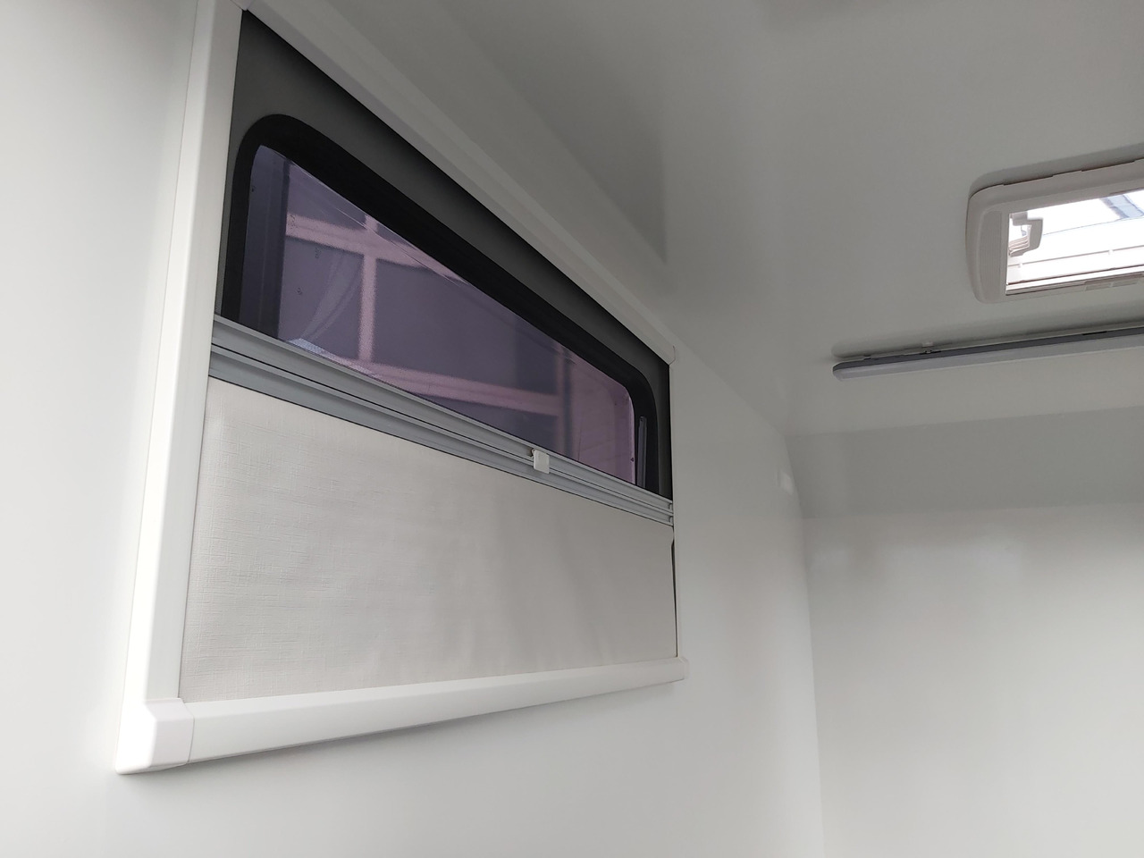 Caravan Koffer Sport Camp TFS 360.00 360x180x190cm aero Seitentür 2 Fenster+ DL IL 230V 1300kg 100km/H: picture 12