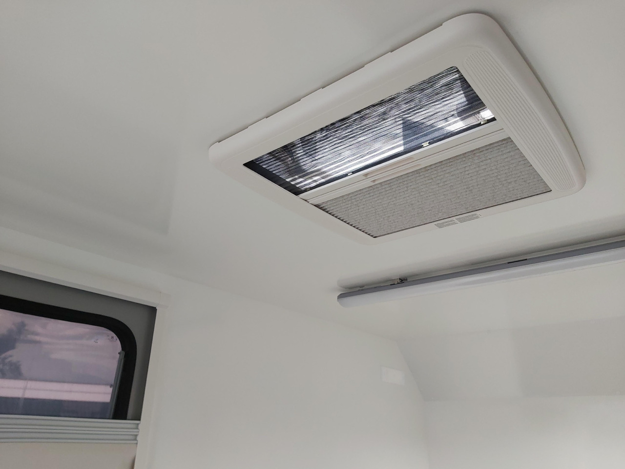 Caravan Koffer Sport Camp TFS 360.00 360x180x190cm aero Seitentür 2 Fenster+ DL IL 230V 1300kg 100km/H: picture 9