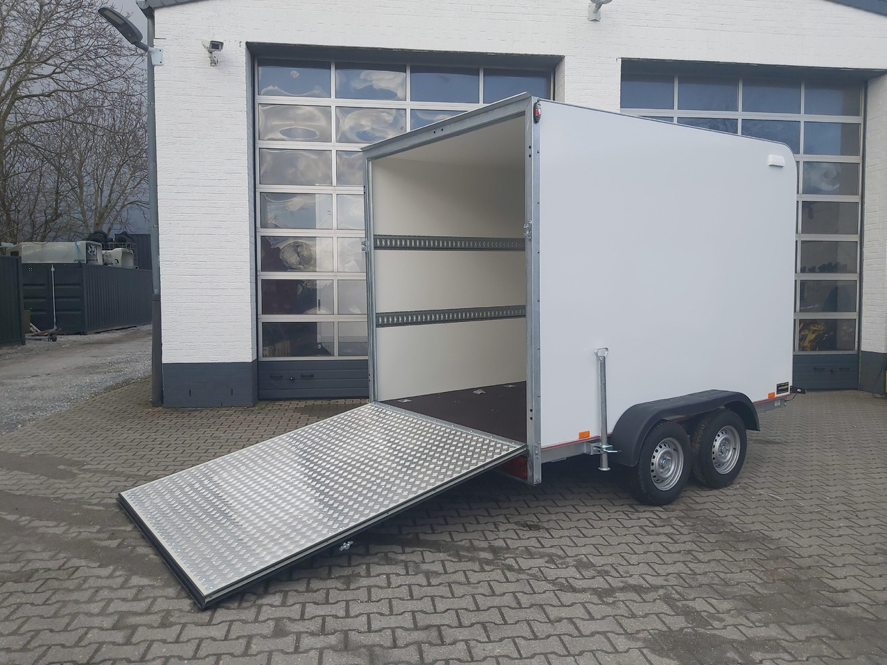 Koffer TFS 300T.01 2700 300x200x210cm aero Heckrampe Zurrsystem 100km/H 2700kg - Closed box trailer: picture 2 Koffer TFS 300T.01 2700 300x200x210cm aero Heckrampe Zurrsystem 100km/H 2700kg - Closed box trailer: picture 2