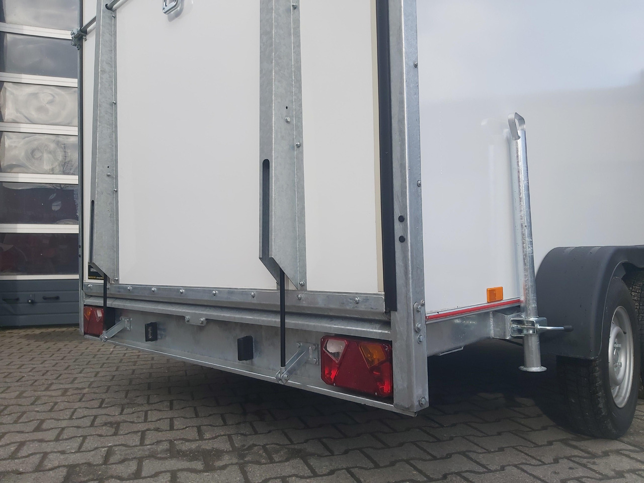 Koffer TFS 300T.01 2700 300x200x210cm aero Heckrampe Zurrsystem 100km/H 2700kg - Closed box trailer: picture 4 Koffer TFS 300T.01 2700 300x200x210cm aero Heckrampe Zurrsystem 100km/H 2700kg - Closed box trailer: picture 4