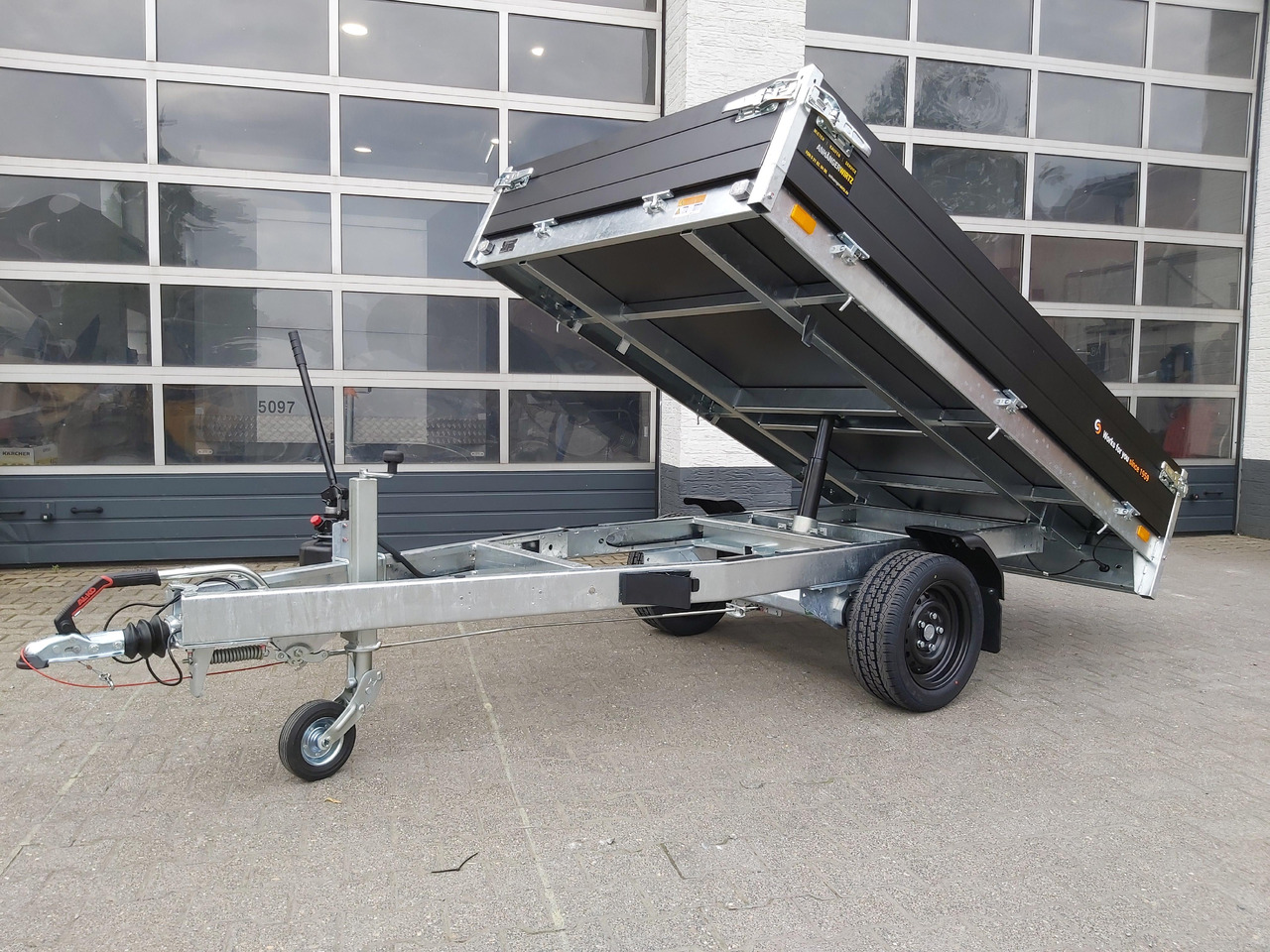 Saris Kipper K1 256 150 1500 1 256x150x30cm black Edition Handpumpe 13" (S) 1500kg Online Aktion - Tipper trailer: picture 1 Saris Kipper K1 256 150 1500 1 256x150x30cm black Edition Handpumpe 13" (S) 1500kg Online Aktion - Tipper trailer: picture 1