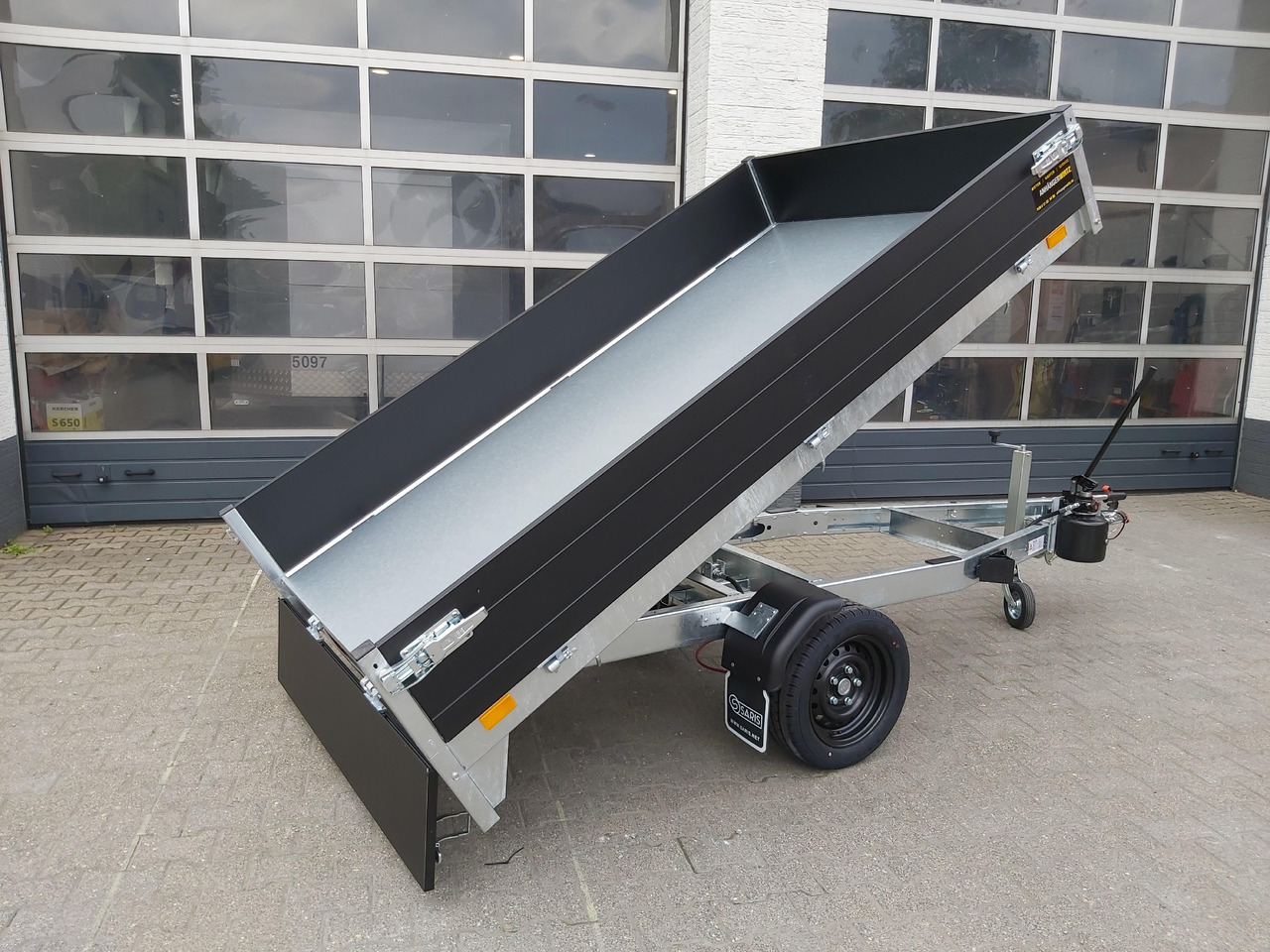 Saris Kipper K1 256 150 1500 1 256x150x30cm black Edition Handpumpe 13" (S) 1500kg Online Aktion - Tipper trailer: picture 2 Saris Kipper K1 256 150 1500 1 256x150x30cm black Edition Handpumpe 13" (S) 1500kg Online Aktion - Tipper trailer: picture 2